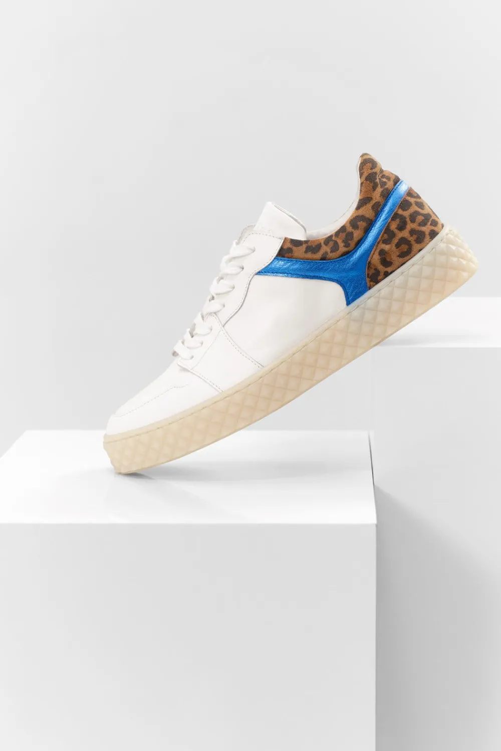 Chaussures^One Step O.Olivia - Sneakers Basses Blanches En Cuir Avec Decoupes Bleu Metallise Et Motif Leopard