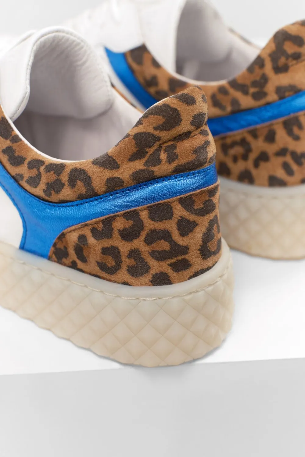 Chaussures^One Step O.Olivia - Sneakers Basses Blanches En Cuir Avec Decoupes Bleu Metallise Et Motif Leopard