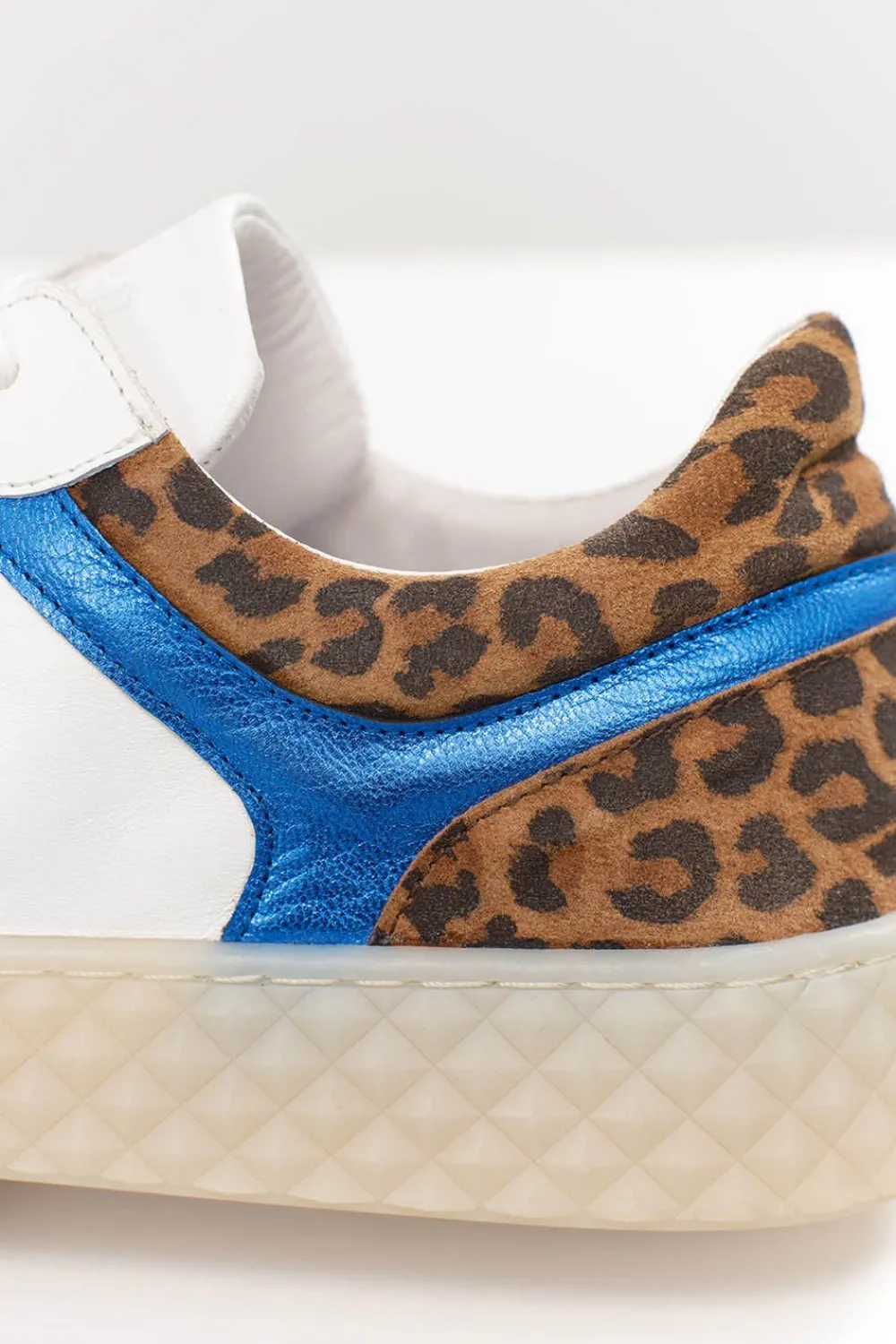Chaussures^One Step O.Olivia - Sneakers Basses Blanches En Cuir Avec Decoupes Bleu Metallise Et Motif Leopard
